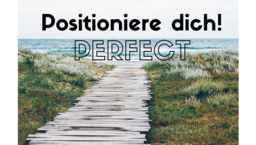 Ein Steg der zum Meer führt. Im oberen drittel des Bildes steht Positioniere dich! Perfect