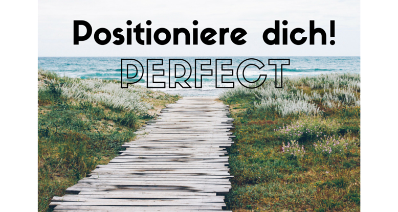 Ein Steg der zum Meer führt. Im oberen drittel des Bildes steht Positioniere dich! Perfect