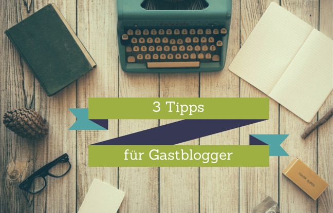 Eine Schreibmaschine, ein Buch, ein Notizheft, ein Tannenzapfen und ein Ast liegen auf einem Tisch. In der Mitte steht der Satz drei Tipps für Gastblogger.