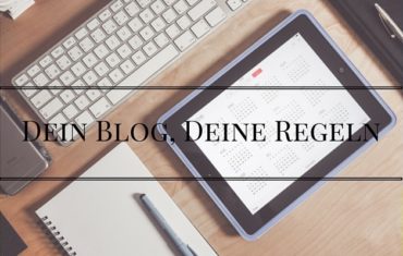 Eine Tastatur liegt zusammen mit einem Tablet, einem Blog und einem Stift auf einem Tisch.