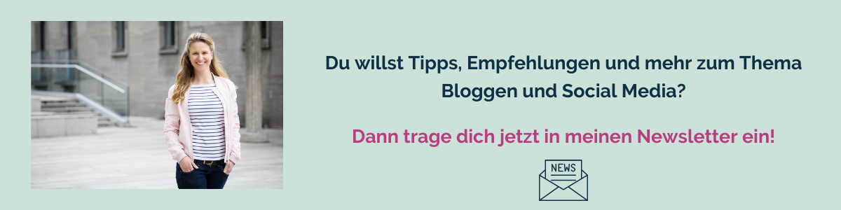 Newsletter von bloggerabc abonnieren. Daniela steht auf einem Platz.Neben ihr steht der Text "Du willst Tipps, Empfehlungen und mehr zum Thema Bloggen und Social Media? Dann trage dich jetzt in meinen Newsletter ein!