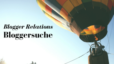 Heißluftbalon mit zwei Personen hebt ab in den Abendhimmel