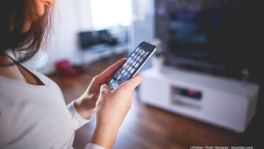 Frau hält ein Iphone 6 in den Händen.