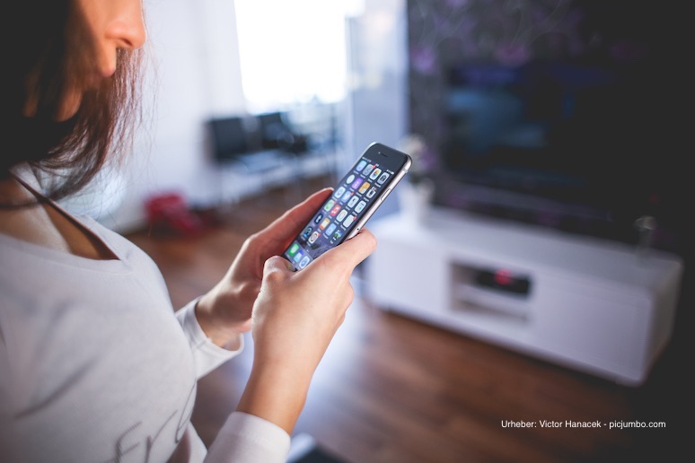 Frau hält ein Iphone 6 in den Händen.