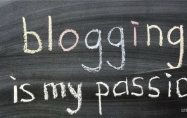 Hintergrund einer Tafel. Schriftzug mit blogging is my passion
