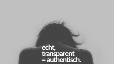 Frau beugt sich nach vorne