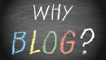 Schieferfabender Hintergrund mit dem Wort Why in weiß und das Wort Blog in bunt.