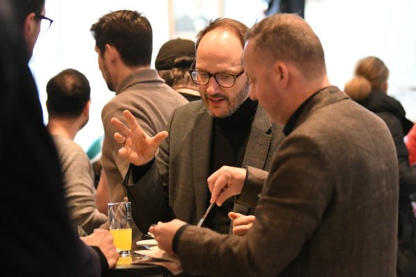 Zwei Männer sprechen in der Pause miteinander