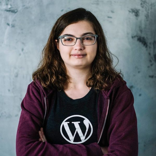 Junge Frau trägt ein T-Shirt mit WordPress-Logo 