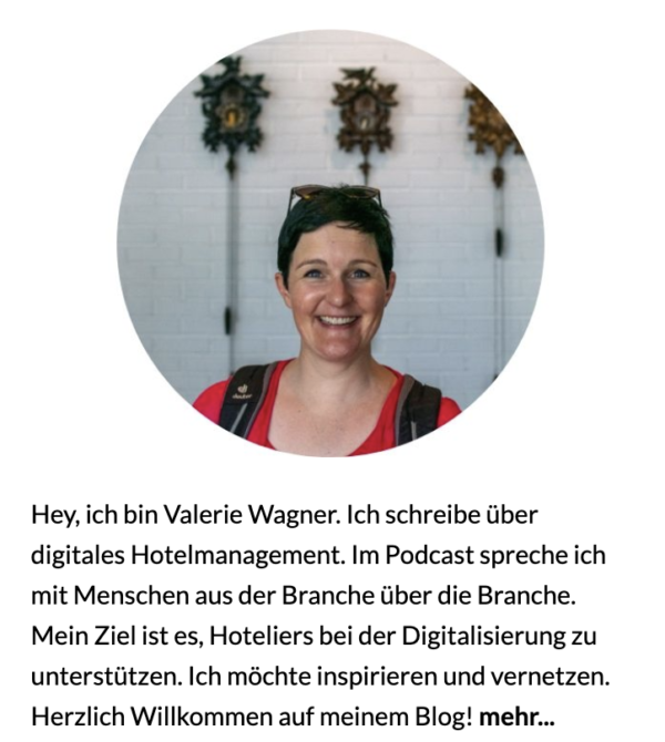 Valerie Wagner ist eine Frau mit kurzen dunklen Haaren. Sie trägt ein rotes T-Shirt und einen Rucksack. Ihr gehört das Blog HotelOMotion und damit gewinnt sie Kunden. 