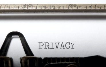 Das Wort Privacy ist von einer alten Schreibmaschiene auf einem Blatt Papier geschrieben worden. Privacy steht für die privaten und persönlichen Informationen, die viele in Social Media von sich preisgeben oder sich auch nicht trauen etwas von sich zu erzählen.