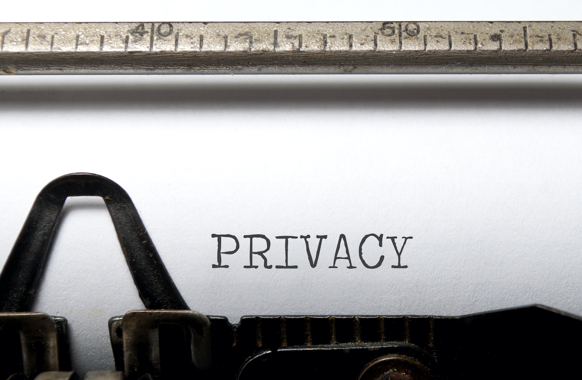 Das Wort Privacy ist von einer alten Schreibmaschiene auf einem Blatt Papier geschrieben worden. Privacy steht für die privaten und persönlichen Informationen, die viele in Social Media von sich preisgeben oder sich auch nicht trauen etwas von sich zu erzählen.