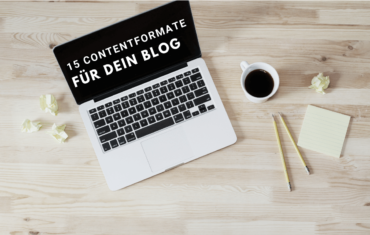 Ein Laptop steht auf deinem Tisch und daneben eine Tasse Kaffee, zwei Beistifte und zerknüllte Post-Its. Auf dem Bildschirm steht 15 Contentformate für dein Blog