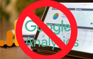 Das Wort Google Analytics ist durch gestrichen. Im Hintergrund ist ein Laptop auf einem Tisch zu sehen. Auf dem Bildschirm Charts mit Zahlen und Grafiken.