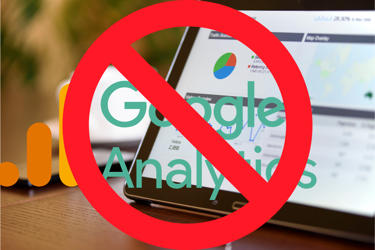 Das Wort Google Analytics ist durch gestrichen. Im Hintergrund ist ein Laptop auf einem Tisch zu sehen. Auf dem Bildschirm Charts mit Zahlen und Grafiken.