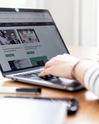 Hände sind auf einer Laptoptastatur. Der Bildschirm zeigt die Startseite des Blogs bloggerabc mit verschiedenen Artikeln.