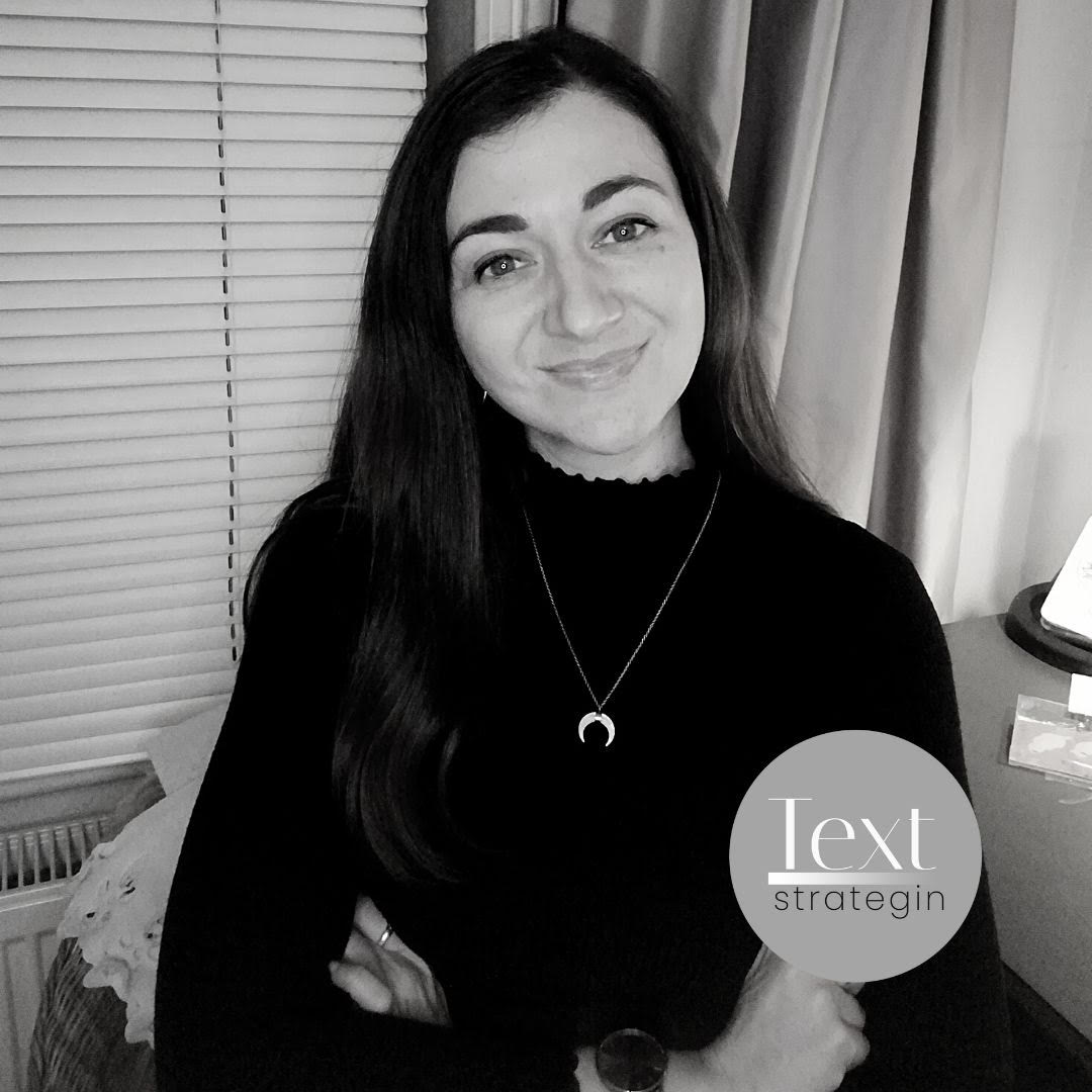 Suzana Jordanovic ist Texterin. Sie schaut in die Kamera und lächelt. Sie hat die Arme verschränkt.